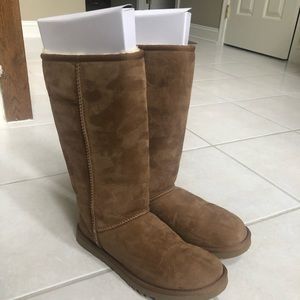 WORN ONCE IN BOX Classic Tall Uggs Chestnut Tan